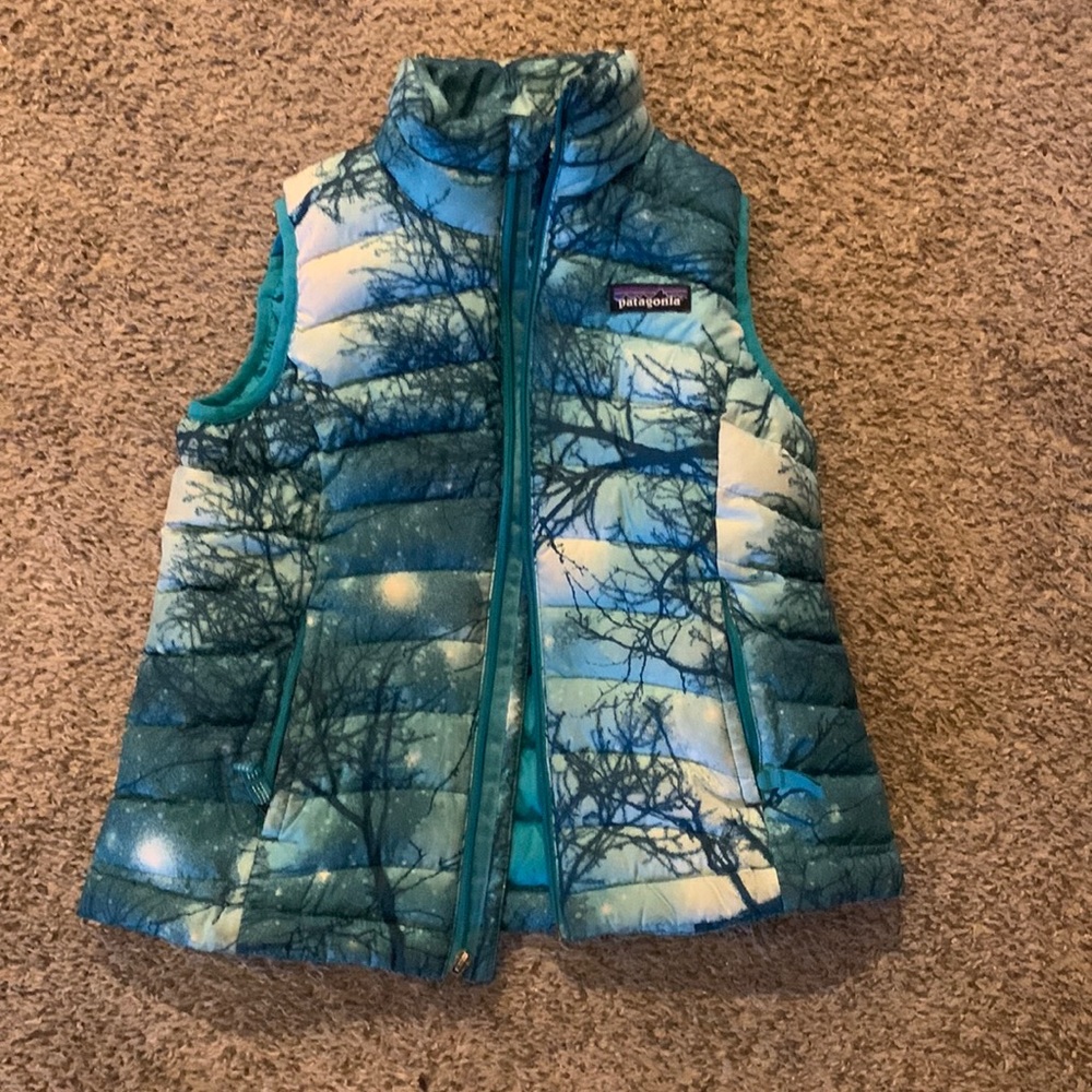Patagonia girls vest size XS 5-6 in great used condition.